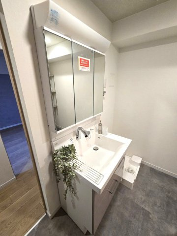 朝日プラザ大濠の独立洗面台|個人的に、リフォームするならこだわりたいランキング第1位！！洗面です。収納豊富な3面鏡は朝の強い味方です☆
