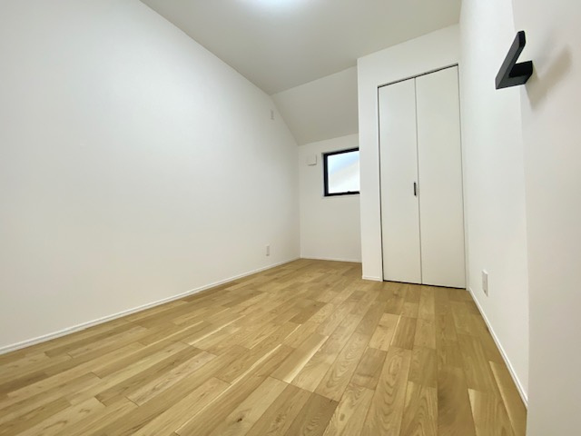保土ケ谷区上菅田町の洋室|明り取り窓がおしゃれなプライベート空間です。