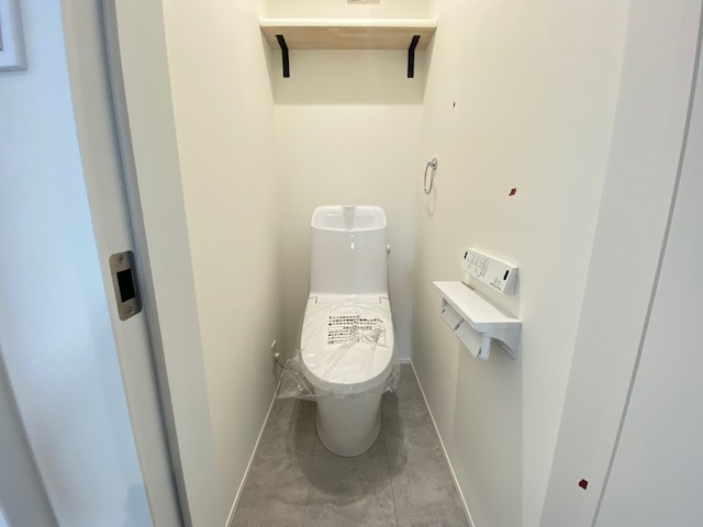保土ケ谷区上菅田町のトイレ|トイレは、背面カウンター付きなので日用品置き場に。
