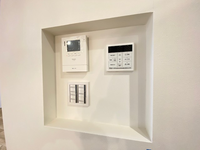保土ケ谷区上菅田町の防犯設備|カメラ付きインターホンや給油器リモコン、調光スイッチスペースが一カ所にまとまって便利です。