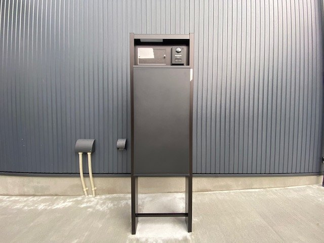 保土ケ谷区上菅田町のその他共用部分|宅配ボックス付きポスト、表札、照明が付いています。