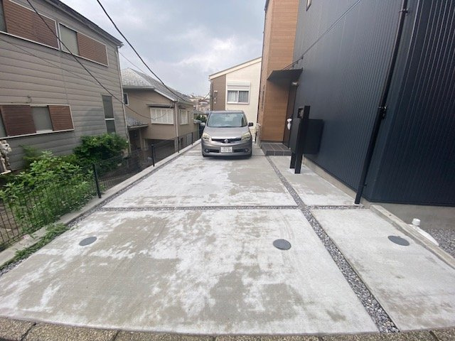 保土ケ谷区上菅田町の駐車場|カースペースに１台～２台駐車が可能です。