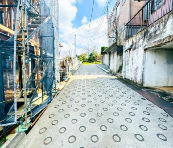 保土ケ谷区上菅田町の前面道路含む現地写真|閑静なゆとりのある住宅地です。車通りの少ない道路はお子さんのいるご家庭には安心ですね。