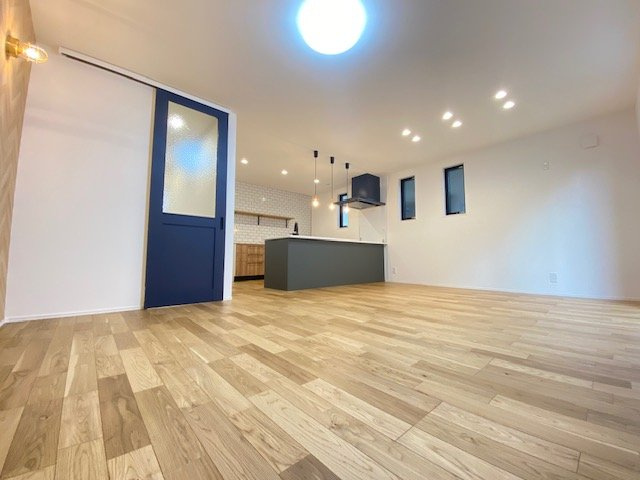 保土ケ谷区上菅田町の居間・リビング|ゆとりのあるダイニングスペースになっているので大きなテーブルで囲む食事の時間も楽しめそうですね。