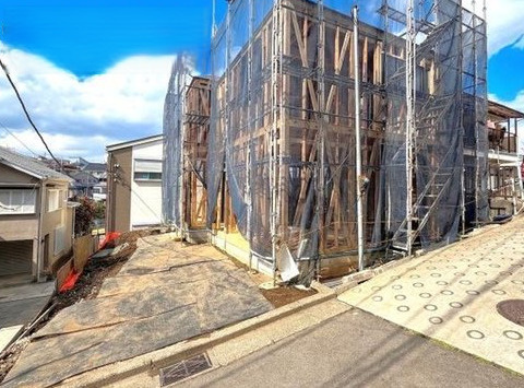保土ケ谷区上菅田町の前面道路含む現地写真|開放感のある陽当たり良好な立地で建築中です。完成が楽しみですね。