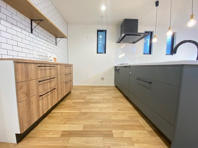 保土ケ谷区上菅田町のキッチン|二型キッチンはスムーズに作業できます。後ろは引き出し収納、食器や備蓄庫にも！便利です。
