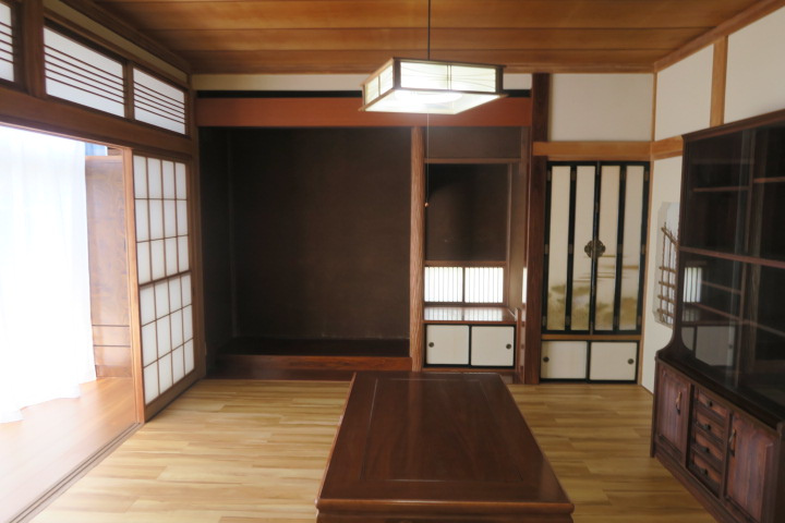 滝寺貸家の居間・リビング