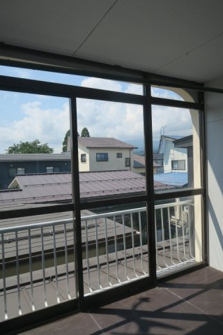 滝寺貸家のバルコニー|サンルーム