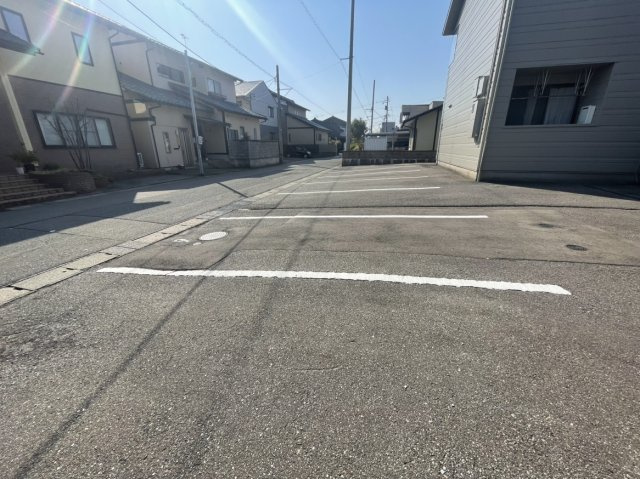 福井市和田３丁目のアパートの駐車場