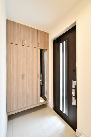 久喜市久喜東5丁目2期　全2棟　1号棟の区画図|全2棟の落ち着いた住環境。1号棟は44坪の敷地を活かし、並列2台駐車と南側の庭スペースを実現しました。太陽光パネルも搭載しており、家計と環境に優しいサステナブルな暮らしを叶える住まいです。