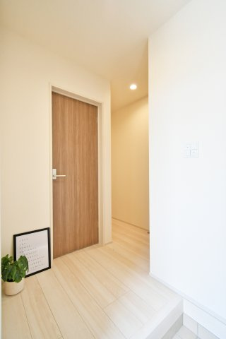 久喜市久喜東5丁目2期　全2棟　1号棟の居間・リビング|16.5帖のLDKは、折上天井が空間に縦の広がりと開放感をプラスします。木目調の梁がアクセントとなり、家族が自然と集まりたくなるような、心地よくデザイン性の高い寛ぎの場を演出しています。