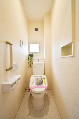 久喜市久喜東5丁目2期　全2棟　1号棟のキッチン|キッチン背面には1820mmのゆとりがあり、家族で調理を楽しめる広さを確保。浄水器や食洗機付きで機能性も追求。リビングを見渡せる対面式で会話も弾みます。