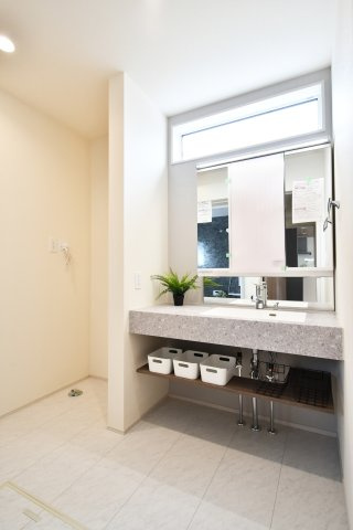 久喜市久喜東5丁目2期　全2棟　1号棟の和室|LDKに隣接する4.5帖の和室は、扉を開放すれば21帖の大空間として活用可能です。モダンなフチなし畳を採用しており、客間や子どもの遊び場など、多目的に使える現代的な空間です。