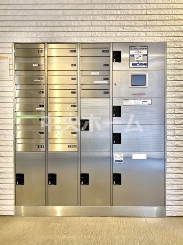 フォースター浅草今戸の設備|【宅配ボックス】在宅時・不在時に関わらず、居住者の代わりに非対面で宅配物を受け取ってくれる便利な設備です。見学時にはお部屋だけではなく共用部分もぜひチェックしてください。