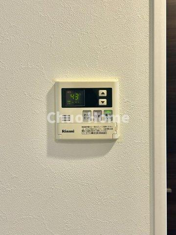 フォースター浅草今戸の発電・温水設備|【給湯リモコン】外での一日を忘れさせてくれるオートバス機能でお好みの湯量・温度に調整された浴槽。