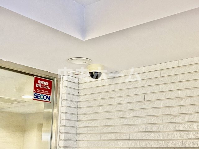 フォースター浅草今戸の防犯設備|入口には防犯カメラがあります。ここにはメールボックスもありますので安心ですね。