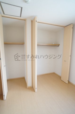 リビングタウン伊丹鴻池の収納|前回退去時のクリーニング前の写真です。退去後はハウスクリーニング行います。参考写真としてご覧ください。