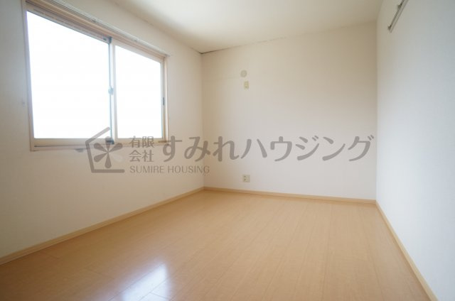 リビングタウン伊丹鴻池の寝室|前回退去時のクリーニング前の写真です。退去後はハウスクリーニング行います。参考写真としてご覧ください。