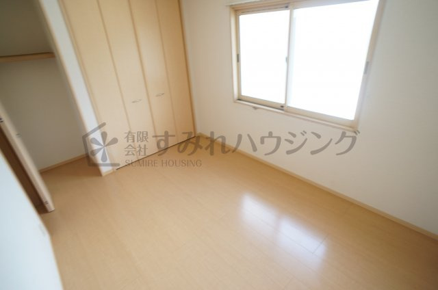 リビングタウン伊丹鴻池の寝室|前回退去時のクリーニング前の写真です。退去後はハウスクリーニング行います。参考写真としてご覧ください。