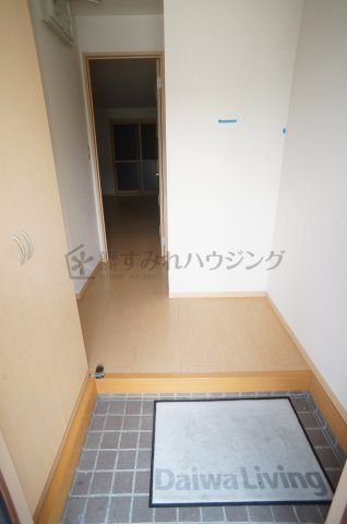 リビングタウン伊丹鴻池の玄関|前回退去時のクリーニング前の写真です。退去後はハウスクリーニング行います。参考写真としてご覧ください。