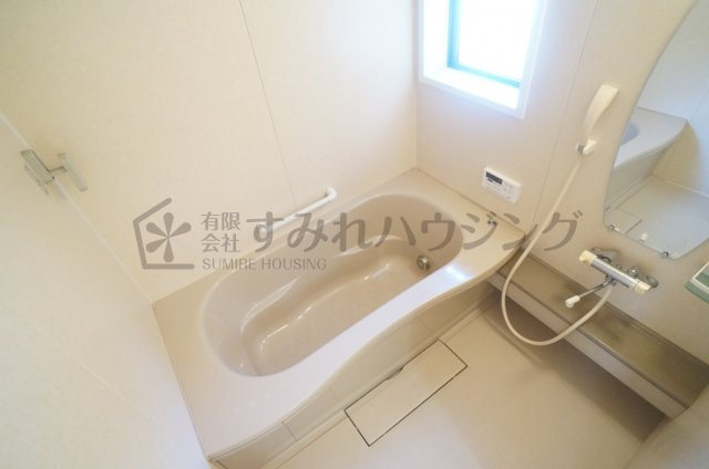 リビングタウン伊丹鴻池の浴室|前回退去時のクリーニング前の写真です。退去後はハウスクリーニング行います。参考写真としてご覧ください。
