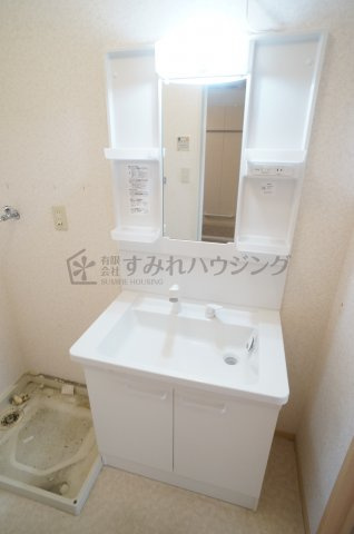 リビングタウン伊丹鴻池の独立洗面台|前回退去時のクリーニング前の写真です。退去後はハウスクリーニング行います。参考写真としてご覧ください。
