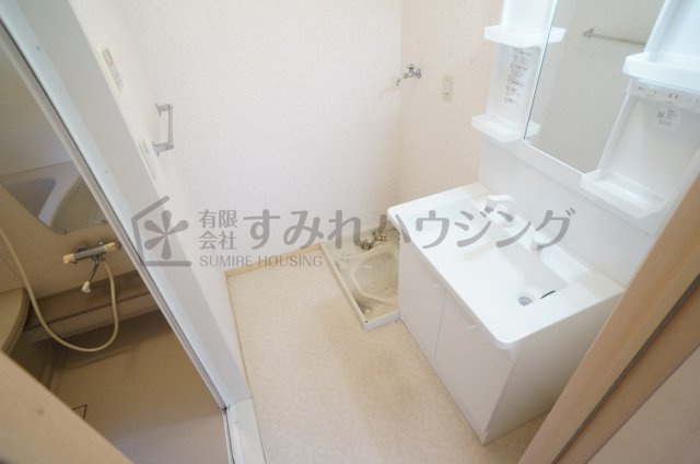 リビングタウン伊丹鴻池の洗面所|前回退去時のクリーニング前の写真です。退去後はハウスクリーニング行います。参考写真としてご覧ください。
