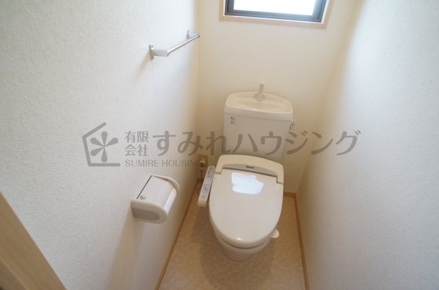 リビングタウン伊丹鴻池のトイレ|前回退去時のクリーニング前の写真です。退去後はハウスクリーニング行います。参考写真としてご覧ください。
