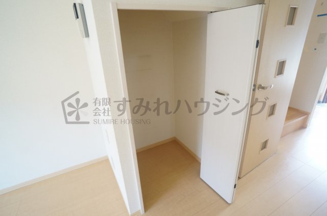 リビングタウン伊丹鴻池の収納|前回退去時のクリーニング前の写真です。退去後はハウスクリーニング行います。参考写真としてご覧ください。