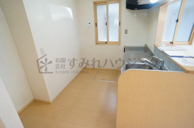 リビングタウン伊丹鴻池のキッチン|前回退去時のクリーニング前の写真です。退去後はハウスクリーニング行います。参考写真としてご覧ください。