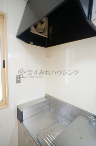 リビングタウン伊丹鴻池のキッチン|前回退去時のクリーニング前の写真です。退去後はハウスクリーニング行います。参考写真としてご覧ください。