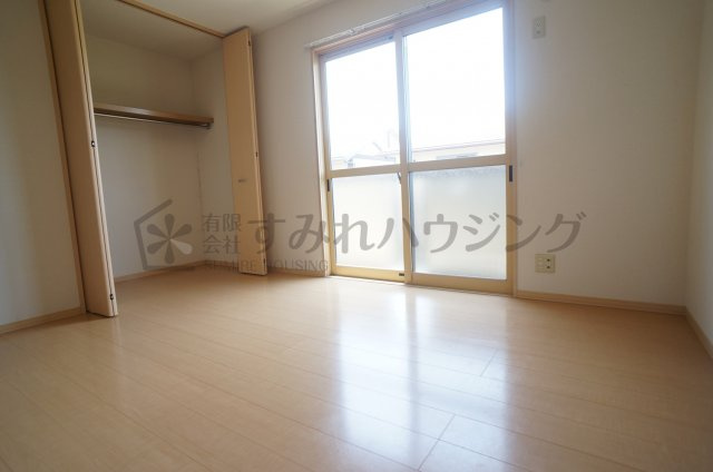 リビングタウン伊丹鴻池の洋室|前回退去時のクリーニング前の写真です。退去後はハウスクリーニング行います。参考写真としてご覧ください。