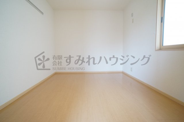 リビングタウン伊丹鴻池の洋室|前回退去時のクリーニング前の写真です。退去後はハウスクリーニング行います。参考写真としてご覧ください。
