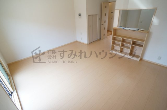 リビングタウン伊丹鴻池の居間・リビング|前回退去時のクリーニング前の写真です。退去後はハウスクリーニング行います。参考写真としてご覧ください。