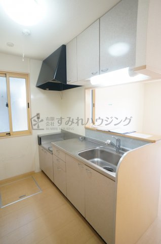 リビングタウン伊丹鴻池のキッチン|前回退去時のクリーニング前の写真です。退去後はハウスクリーニング行います。参考写真としてご覧ください。