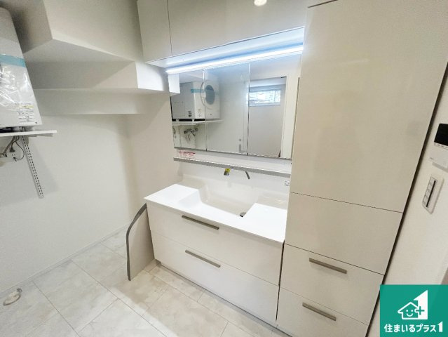 神戸市北区唐櫃台　新築一戸建ての独立洗面台|清潔感のある洗面台です。フラットな鏡は掃除がしやすく毎日清潔！鏡裏には収納があるのでスッキリとした洗面台が保てます。