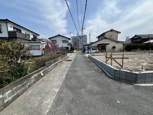 【その他】 | 福岡市西区今宿2丁目1期　1号棟（全3棟）【仲介手数料無料・0円】 | 現地写真。前面道路です。