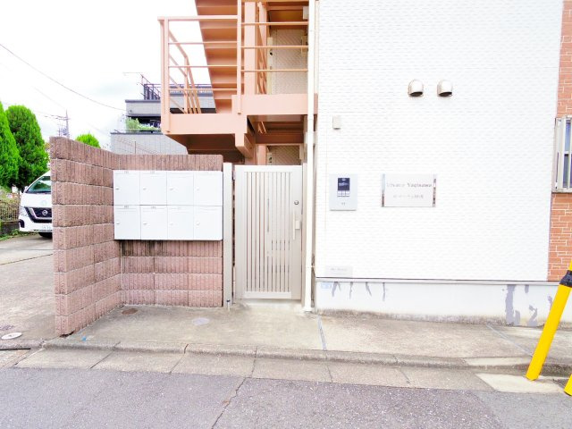 西東京市柳沢１丁目のアパートのエントランス