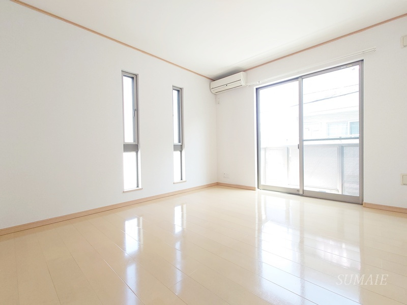 ロサ・テラスの居間・リビング|角部屋2面採光です☆