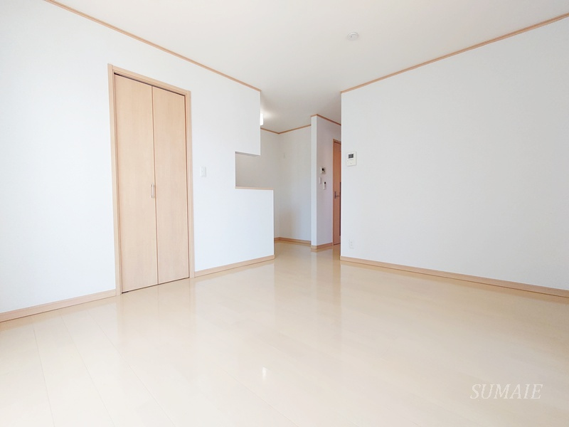 ロサ・テラスの居間・リビング|窓側からのアングルです☆