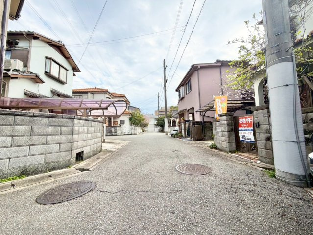 安倉北１丁目　建築条件無し土地の前面道路含む現地写真|「新居は“いいところ”も“わるいところ”も知った上で決めたい」 そんな当たり前の思いに寄り添う住宅会社でありたいと思っています。ご購入後の「知らなかった」がなくなることに挑戦します！