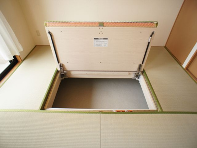 【その他】 | ルネスパークショア | 和室部屋の畳下には収納スペースがあります。