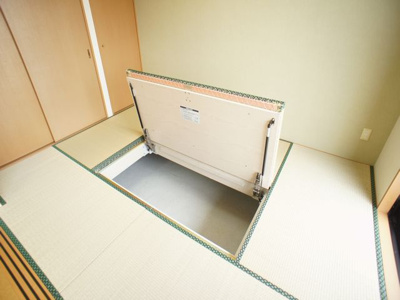 【その他】 | ルネスパークショア | 和室部屋の畳下には収納スペースがあります。