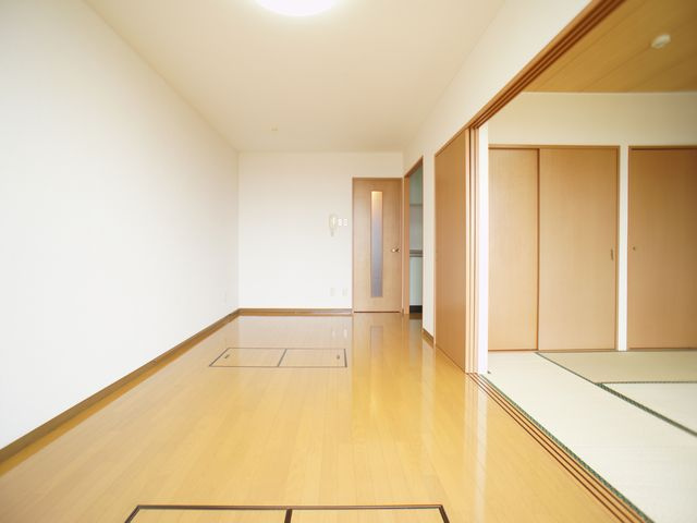【居間・リビング】 | ルネスパークショア | 床下収納、エアコン付のリビングです。