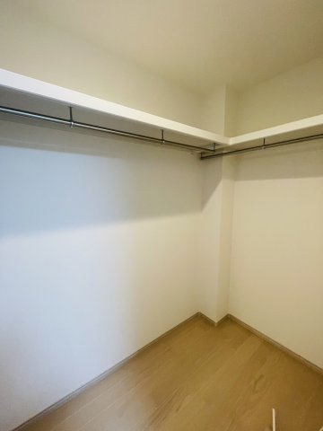 安倉北１丁目　建築条件付き土地のその他|【ウォークインクローゼット/施工例】
ウォークインクローゼット付きで、収納力と使い勝手を両立。洋服や荷物をすっきり整理でき、生活空間を広く保てる、暮らしやすさ重視の住まいです♪