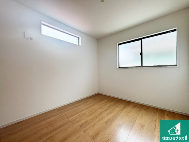 交野市松塚　第2期　新築一戸建ての洋室|シンプルな洋室は、自分好みのインテリアが楽しめます♪ご家族とインテリアや家具を選びに行くのは物件購入時の醍醐味の一つです。ぜひお楽しみください♪