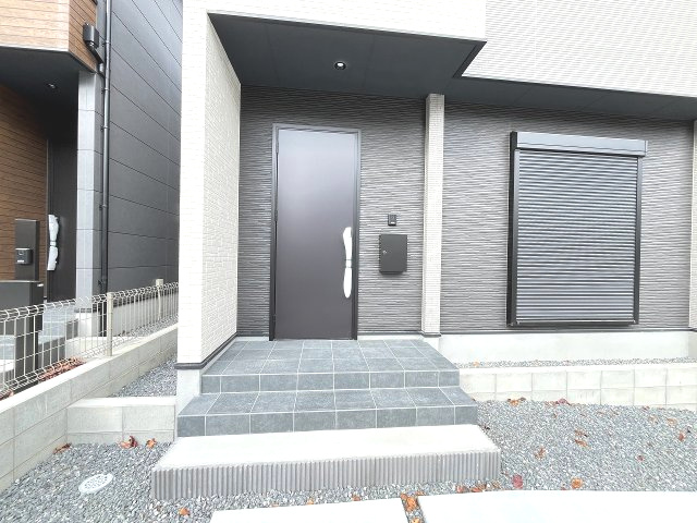 【玄関】 | 福岡市西区今宿2丁目1期　3号棟（全3棟）【仲介手数料無料・0円】 | 施工例。施工例は完成時と異なる場合があります。