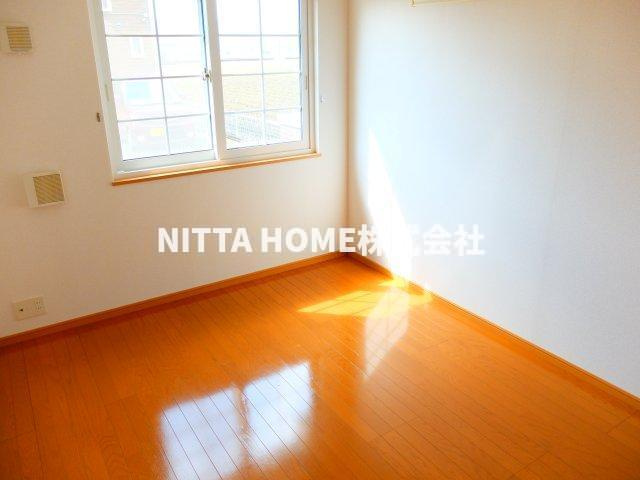 プリマヴェーラ壱番館の洋室|角部屋で物音も軽減されます◎