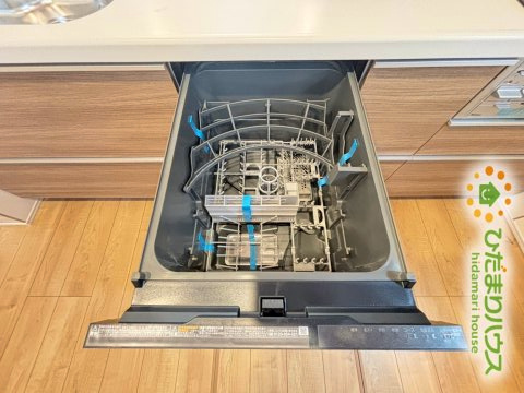 深谷市岡里　新築一戸建て　ブルーミングガーデン　01の設備|食器洗浄乾燥機が備わっているため、後片付けの時間を大幅に短縮でき、忙しい毎日をしっかりサポートしてくれます！手洗いでは難しい高温洗浄で衛生面も安心です。家事の負担を軽減してくれる嬉しい設備です！