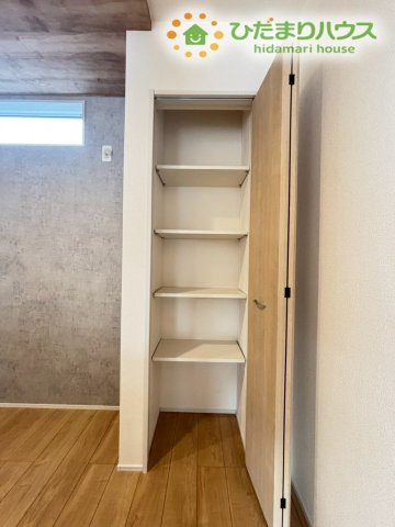 深谷市岡里　新築一戸建て　ブルーミングガーデン　01の収納|キッチン横の可動棚付き収納は、食品ストックや調理器具を使いやすく整理できる便利なスペースです。棚の高さを調整できるため、背の高い物もすっきり収納可能◎家事動線が整い、毎日の料理がより快適になります！